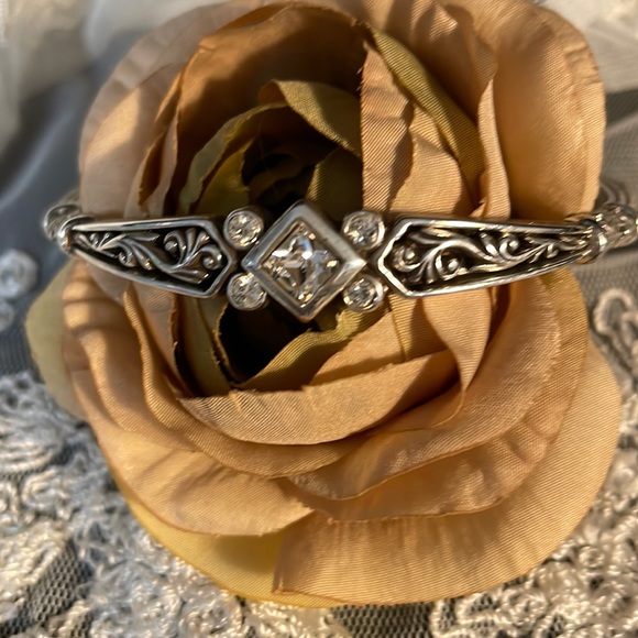 Brighton Jewelry - EUC BRIGHTON BRACELET. SILVER COLOR WITH STUNNING CLEAR STONES